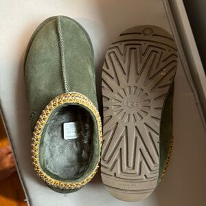 Genuine Ugg Tasman slippers olive green, women’s size 8/39 - EUC